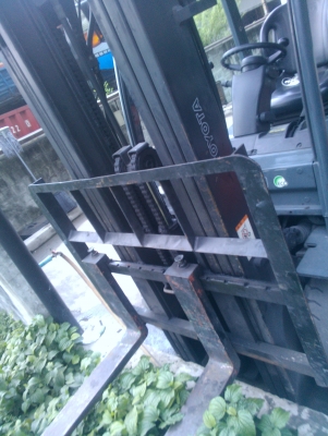 ขายรถฟอร์คลีฟท์ TOYOTA 8FD25 เสา4เมตร ดีเซลออโต้ปี2007,3123 ชม.สภาพดีมากๆ รถนอกนำเข้า ติดต่อมานะ 085-9049669