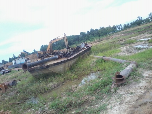 เรือดูดทรายท้องแบน กว้าง 2.80 เมตร ยาว 22 เมตร ลึก 120 ซม. ขาดเครื่องมีเกียร์เกียร์ฮีโน่ 11 ซี ท่อดูด 22 เมตร ดูด 10 ออก 10 ปั้มซ่อมแล้วปะ ทุ่นยาว 6 เมตร สูง 1.20 เมตร กว้าง 2.40 สภาพเรือ 80\% 550000 เรือดูดทรายท้องแบน กว้าง 2.80 เมตร ยาว 22 เมตร ลึก 120 ซม. ขาดเครื่องมีเกียร์เกียร์ฮีโน่ 11 ซี ท่อดูด 22 เมตร ดูด 10 ออก 10 ปั้มซ่อมแล้วปะ ทุ่นยาว 6 เมตร สูง 1.20 เมตร กว้าง 2.40 สภาพเรือ 80\% 550000