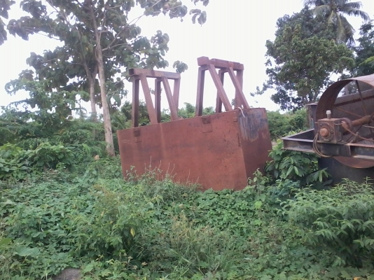 เรือดูดทรายท้องแบน กว้าง 2.80 เมตร ยาว 22 เมตร ลึก 120 ซม. ขาดเครื่องมีเกียร์เกียร์ฮีโน่ 11 ซี ท่อดูด 22 เมตร ดูด 10 ออก 10 ปั้มซ่อมแล้วปะ ทุ่นยาว 6 เมตร สูง 1.20 เมตร กว้าง 2.40 สภาพเรือ 80\% 550000