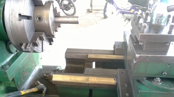 แท่นกลึง 6 ฟุต รุ่นหนัก คอลึก 3 เพลา เกียร์กระตุก 90,000 ด่วน