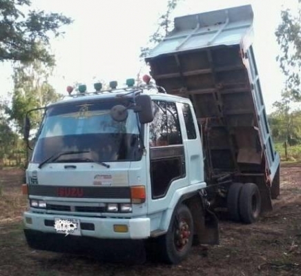 ISUZU ROCKY 175 HP 6BG1 หกล้อดั๊มพ์ กระบะดั๊มพ์เหล็ก 6 ตันยิงหน้าความยาว 3.60 เมตรสภาพอย่างสวย เครื่องแน่นแรงดี ภายในเก๋งคอนโซลสวยครบพร้อม แอร์ พวงมาลัยเพาเวอร์ ระบบเบรคทริ๊ปฟี้ครบ ช่วงล่างคัชซีสวย ยาง 8.25 ขอบ 16 สภาพดี 70\% พร้อมบรรทุกพร้อมใช้งาน เอกสารท