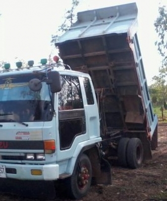 ISUZU ROCKY 175 HP 6BG1 หกล้อดั๊มพ์ กระบะดั๊มพ์เหล็ก 6 ตันยิงหน้าความยาว 3.60 เมตรสภาพอย่างสวย เครื่องแน่นแรงดี ภายในเก๋งคอนโซลสวยครบพร้อม แอร์ พวงมาลัยเพาเวอร์ ระบบเบรคทริ๊ปฟี้ครบ ช่วงล่างคัชซีสวย ยาง 8.25 ขอบ 16 สภาพดี 70\% พร้อมบรรทุกพร้อมใช้งาน เอกสารท