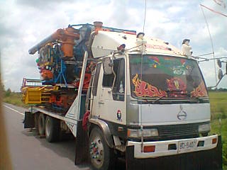 ขายรถเกี่ยวข้าวสามชุกการช่าง + พร้อมรถเทรลเลอร์ 10 ล้อ