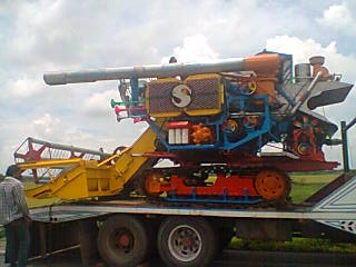 ขายรถเกี่ยวข้าวสามชุกการช่าง + พร้อมรถเทรลเลอร์ 10 ล้อ