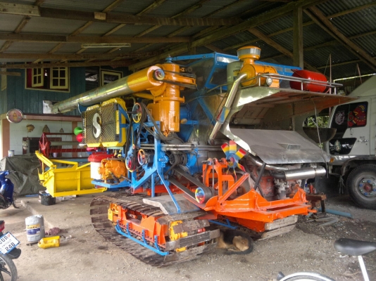 ขายรถเกี่ยวข้าวสามชุกการช่าง + พร้อมรถเทรลเลอร์ 10 ล้อ