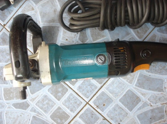 เครื่องขัดเงา/ขัดสี/ขัดกระดาษทราย ยี่ห้อ makita รุ่น 9227C ขนาด 7" 1200 W