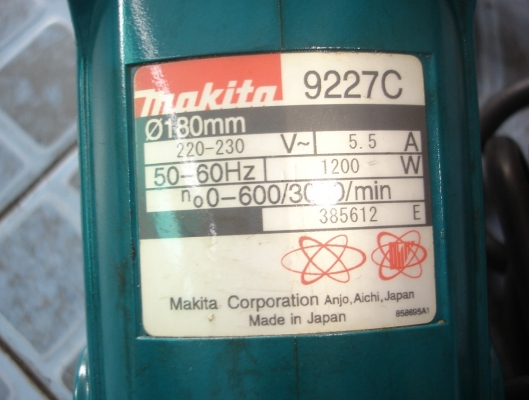 เครื่องขัดเงา/ขัดสี/ขัดกระดาษทราย ยี่ห้อ makita รุ่น 9227C ขนาด 7" 1200 W