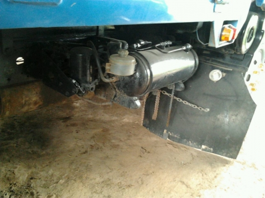 HINO FD 195 HP HO7D หกล้อดั๊มพ์ สมอเงินสวยจัด กระบะดั๊มพ์เหล็ก 6 ตันความยาว 3.60 เมตร เครื่องแห้งแรงดี ภายในเก๋งคอนโซลสวยเต็ม แอร์เย็น พ.เพาเวอร์ ก.ไฟฟ้า ระบบเบรคทริ๊ปฟี้ครบครัน ช่วงล่างใหญ่ดีคัชซีสวยมาก ยาง 8.25 ขอบ 16 สภาพดี 80\% พร้อมบรรทุกพร้อมใช้งาน เ