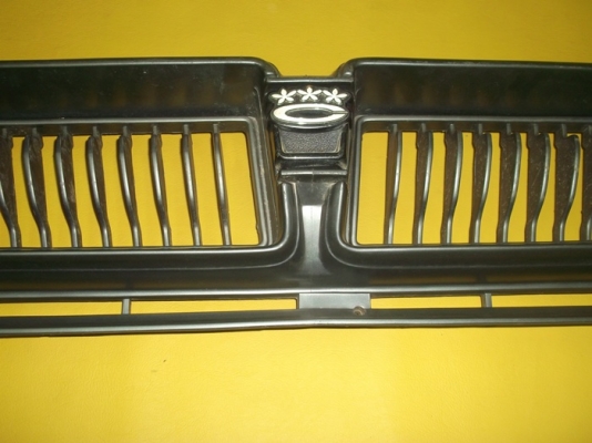 กระจังหน้า TOYOTA KE สภาพสวยๆไม่มีเเตกพร้อมโลโก้ครับ