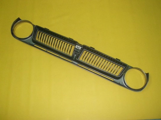 กระจังหน้า TOYOTA KE สภาพสวยๆไม่มีเเตกพร้อมโลโก้ครับ