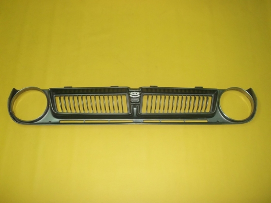 กระจังหน้า TOYOTA KE สภาพสวยๆไม่มีเเตกพร้อมโลโก้ครับ