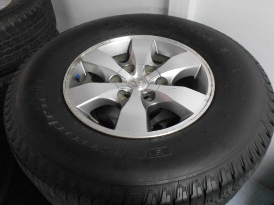 ขายล้อแม็ก Fortuner ขอบ 16 พร้อมยาง BF Longtrail 265/70/16 ปี 11/เทิร์นได้-ใส่ฟรีค่ะ ขายล้อแม็ก Fortuner ขอบ 16 พร้อมยาง BF Longtrail 265/70/16 ปี 11/เทิร์นได้-ใส่ฟรีค่ะ