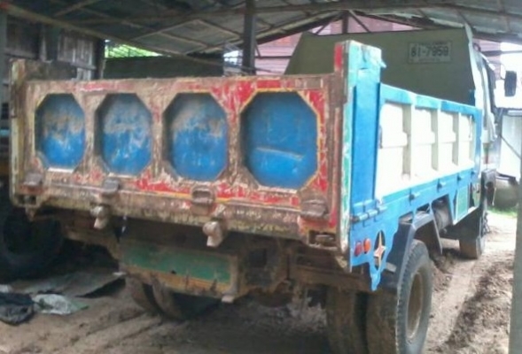 HINO FD 195 HP HO7D หกล้อดั๊มพ์ สมอเงิน กระบะดั๊มพ์เหล็ก 6 ตันยิงหน้าความยาว 3.60 เมตร เครื่องแน่นแรงดีไม่มีเยิ้ม ภายในเก๋งคอนโซลสวยครบ พวงมาลัยเพาเวอร์ ระบบเบรคทริ๊ปฟี้ ช่วงล่างคัชซีสวยไม่มีดาม ยางสภาพดี 6 เส้นประมาณ 70\% พร้อมบรรทุกพร้อมใช้งาน เอกสารเล่ม