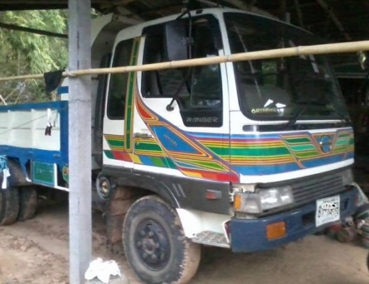 HINO FD 195 HP HO7D หกล้อดั๊มพ์ สมอเงิน กระบะดั๊มพ์เหล็ก 6 ตันยิงหน้าความยาว 3.60 เมตร เครื่องแน่นแรงดีไม่มีเยิ้ม ภายในเก๋งคอนโซลสวยครบ พวงมาลัยเพาเวอร์ ระบบเบรคทริ๊ปฟี้ ช่วงล่างคัชซีสวยไม่มีดาม ยางสภาพดี 6 เส้นประมาณ 70\% พร้อมบรรทุกพร้อมใช้งาน เอกสารเล่ม