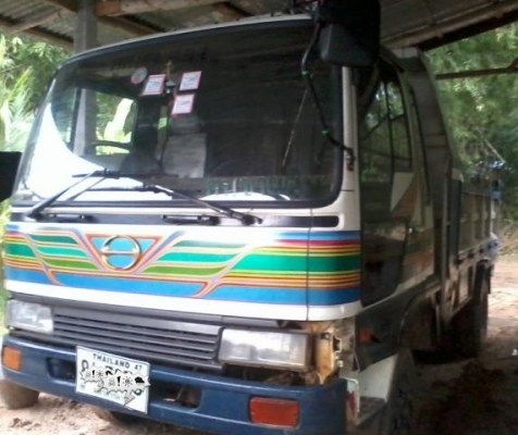 HINO FD 195 HP HO7D หกล้อดั๊มพ์ สมอเงิน กระบะดั๊มพ์เหล็ก 6 ตันยิงหน้าความยาว 3.60 เมตร เครื่องแน่นแรงดีไม่มีเยิ้ม ภายในเก๋งคอนโซลสวยครบ พวงมาลัยเพาเวอร์ ระบบเบรคทริ๊ปฟี้ ช่วงล่างคัชซีสวยไม่มีดาม ยางสภาพดี 6 เส้นประมาณ 70\% พร้อมบรรทุกพร้อมใช้งาน เอกสารเล่ม