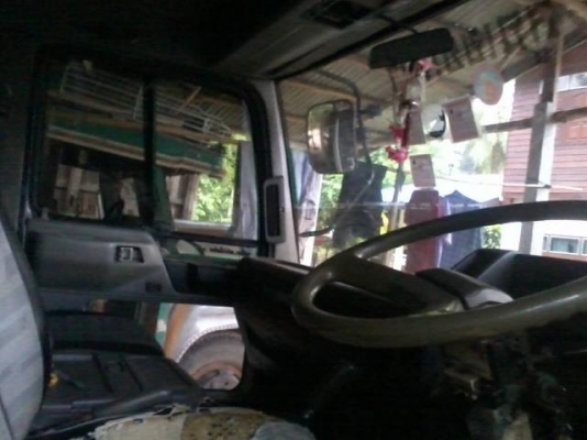 HINO FD 195 HP HO7D หกล้อดั๊มพ์ สมอเงิน กระบะดั๊มพ์เหล็ก 6 ตันยิงหน้าความยาว 3.60 เมตร เครื่องแน่นแรงดีไม่มีเยิ้ม ภายในเก๋งคอนโซลสวยครบ พวงมาลัยเพาเวอร์ ระบบเบรคทริ๊ปฟี้ ช่วงล่างคัชซีสวยไม่มีดาม ยางสภาพดี 6 เส้นประมาณ 70\% พร้อมบรรทุกพร้อมใช้งาน เอกสารเล่ม