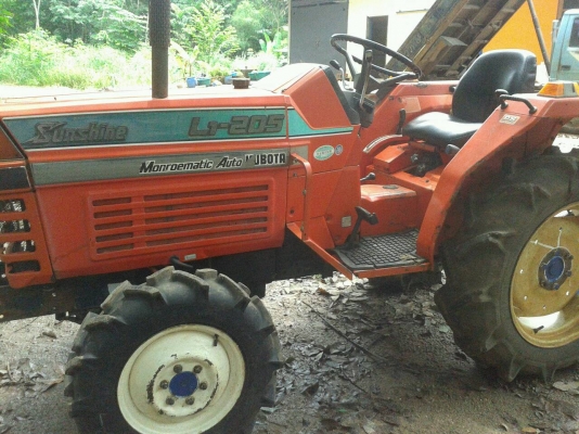 ขาย KUBOTA  L1-205  2เพลา เครื่องไดเร็ก 3 สูบพวงมาลัยเพาเวอร์  กำลังติดชุดตัก