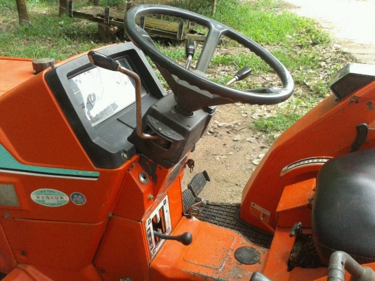 ขาย KUBOTA  L1-205  2เพลา เครื่องไดเร็ก 3 สูบพวงมาลัยเพาเวอร์  กำลังติดชุดตัก