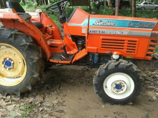 ขาย KUBOTA  L1-205  2เพลา เครื่องไดเร็ก 3 สูบพวงมาลัยเพาเวอร์  กำลังติดชุดตัก