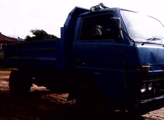 TOYOTA DYNA 85 HP BU30 หกล้อดั๊มพ์ รถสภาพดีพร้อมใช้งานได้เลย กระบะดั๊มพ์เหล็ก 4 ตันความยาว 3.40 เมตรไม่มีผุ เครื่องแรงดี หัวเก๋งภายในคอนโซลครบพื้นเก๋งมีผุบ้างเล็กน้อย ช่วงล่างคัชซีไม่ผุ ยางสภาพดี 60\% พร้อมบรรทุกพร้อมใช้งานได้เลย เอกสารเล่มทะเบียนมีครบ ราค