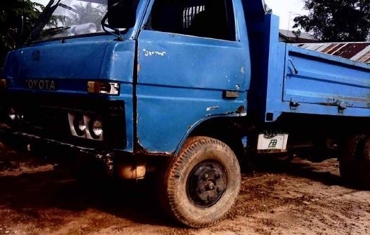 TOYOTA DYNA 85 HP BU30 หกล้อดั๊มพ์ รถสภาพดีพร้อมใช้งานได้เลย กระบะดั๊มพ์เหล็ก 4 ตันความยาว 3.40 เมตรไม่มีผุ เครื่องแรงดี หัวเก๋งภายในคอนโซลครบพื้นเก๋งมีผุบ้างเล็กน้อย ช่วงล่างคัชซีไม่ผุ ยางสภาพดี 60\% พร้อมบรรทุกพร้อมใช้งานได้เลย เอกสารเล่มทะเบียนมีครบ ราค