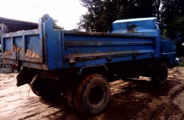 TOYOTA DYNA 85 HP BU30 หกล้อดั๊มพ์ รถสภาพดีพร้อมใช้งานได้เลย กระบะดั๊มพ์เหล็ก 4 ตันความยาว 3.40 เมตรไม่มีผุ เครื่องแรงดี หัวเก๋งภายในคอนโซลครบพื้นเก๋งมีผุบ้างเล็กน้อย ช่วงล่างคัชซีไม่ผุ ยางสภาพดี 60\% พร้อมบรรทุกพร้อมใช้งานได้เลย เอกสารเล่มทะเบียนมีครบ ราค