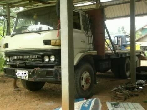 MITSUBISHI FUSO FN215 - 180 HP 6D15 รถหางปลาสิบล้อเพลาเดียว ใช้ลากรถแบ็คโฮร PC-200 ได้เลยครับไม่มีปัญหา เครื่องแรงดีไม่มีเยิ้ม หัวเก๋งไฟตากลมเดิมๆสภาพดีไม่มีผุ ภายในคอนโซลสวยครบ พวงมาลัยเพาเวอร์ ช่วงล่างคัชซีไม่มีบวม ยางสภาพดี 10 เส้นประมาณ 70\% พร้อมใช้งา