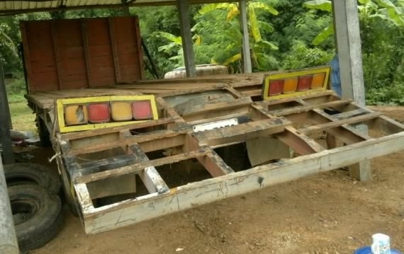 MITSUBISHI FUSO FN215 - 180 HP 6D15 รถหางปลาสิบล้อเพลาเดียว ใช้ลากรถแบ็คโฮร PC-200 ได้เลยครับไม่มีปัญหา เครื่องแรงดีไม่มีเยิ้ม หัวเก๋งไฟตากลมเดิมๆสภาพดีไม่มีผุ ภายในคอนโซลสวยครบ พวงมาลัยเพาเวอร์ ช่วงล่างคัชซีไม่มีบวม ยางสภาพดี 10 เส้นประมาณ 70\% พร้อมใช้งา