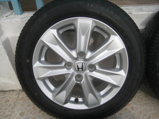 ขายล้อแม็ก Honda jazz ป้ายแดง 15"x5.5" et45 4รู100 + ยาง Goodyear gt3 175/65r15 ปี 1113  สนใจติดต่อ เล็กคลองสาม (081-3747940)
