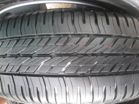 ขายล้อแม็ก Honda jazz ป้ายแดง 15"x5.5" et45 4รู100 + ยาง Goodyear gt3 175/65r15 ปี 1113  สนใจติดต่อ เล็กคลองสาม (081-3747940)