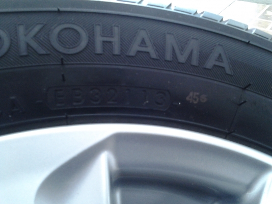 ขายแม็กซ์ Toyota  4รู 100 พร้อมยางขอบ 15นิ้ว ยาง YOKOHAMA 185/60/15ปี 13 ป้ายแดง