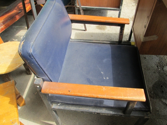 โต๊ะ-เก้าอี้ คุณครู  หรือเจ้าหน้าที่    มี  3  ชุด  ราคา900บาท/ชุด