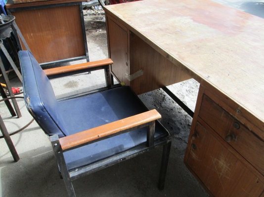 โต๊ะ-เก้าอี้ คุณครู  หรือเจ้าหน้าที่    มี  3  ชุด  ราคา900บาท/ชุด