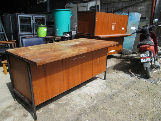 โต๊ะ-เก้าอี้ คุณครู  หรือเจ้าหน้าที่    มี  3  ชุด  ราคา900บาท/ชุด