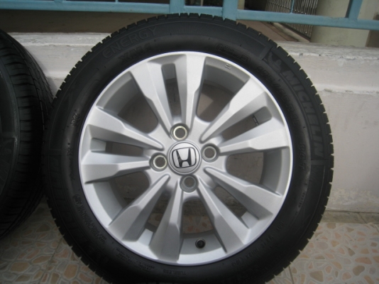 ขายล้อแม็ก Honda city ป้ายแดง 15"x5.5" et45 4รู100 + ยางปี 1113 สนใจติดต่อ เล็กคลองสาม (081-3747940)