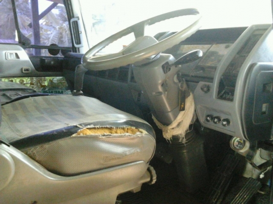 HINO FD 195 HP HO7D หกล้อดั๊มพ์ สมอเงินสวยจัดสวยเต็ม เครื่องแห้งแรงดี ภายในเก๋งคอนโซลสวยครบเพียบพร้อม CD MP3 แอร์เย็น พ.เพาเวอร์ ก.ไฟฟ้า ระบบเบรคทริ๊ปฟี้ กระบะดั๊มพ์เหล็ก 6 ตันความยาว 3.60 เมตร ช่วงล่างแน่น ยาง 8.25 ขอบ 16 สภาพดี 80\% พร้อมใช้งาน เอกสารเล่