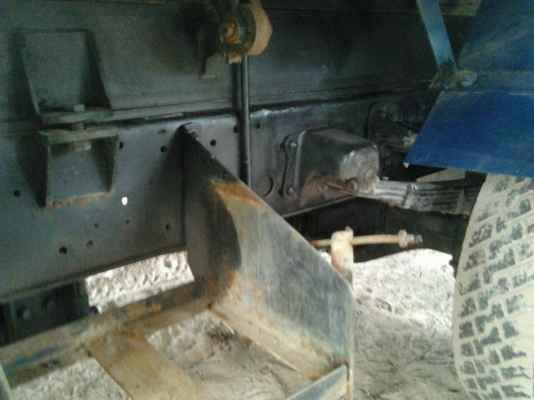 HINO FD 195 HP HO7D หกล้อดั๊มพ์ สมอเงินสวยจัดสวยเต็ม เครื่องแห้งแรงดี ภายในเก๋งคอนโซลสวยครบเพียบพร้อม CD MP3 แอร์เย็น พ.เพาเวอร์ ก.ไฟฟ้า ระบบเบรคทริ๊ปฟี้ กระบะดั๊มพ์เหล็ก 6 ตันความยาว 3.60 เมตร ช่วงล่างแน่น ยาง 8.25 ขอบ 16 สภาพดี 80\% พร้อมใช้งาน เอกสารเล่