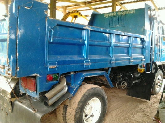 HINO FD 195 HP HO7D หกล้อดั๊มพ์ สมอเงินสวยจัดสวยเต็ม เครื่องแห้งแรงดี ภายในเก๋งคอนโซลสวยครบเพียบพร้อม CD MP3 แอร์เย็น พ.เพาเวอร์ ก.ไฟฟ้า ระบบเบรคทริ๊ปฟี้ กระบะดั๊มพ์เหล็ก 6 ตันความยาว 3.60 เมตร ช่วงล่างแน่น ยาง 8.25 ขอบ 16 สภาพดี 80\% พร้อมใช้งาน เอกสารเล่