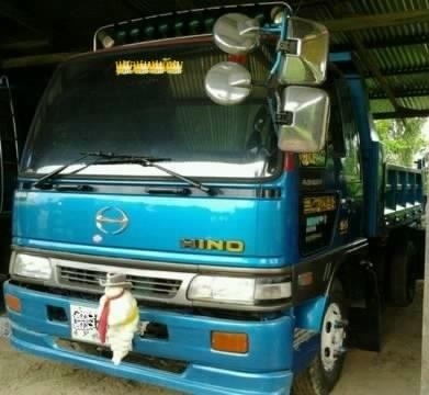 HINO FD 195 HP HO7D หกล้อดั๊มพ์ สมอเงินสวยจัดสวยเต็ม เครื่องแห้งแรงดี ภายในเก๋งคอนโซลสวยครบเพียบพร้อม CD MP3 แอร์เย็น พ.เพาเวอร์ ก.ไฟฟ้า ระบบเบรคทริ๊ปฟี้ กระบะดั๊มพ์เหล็ก 6 ตันความยาว 3.60 เมตร ช่วงล่างแน่น ยาง 8.25 ขอบ 16 สภาพดี 80\% พร้อมใช้งาน เอกสารเล่