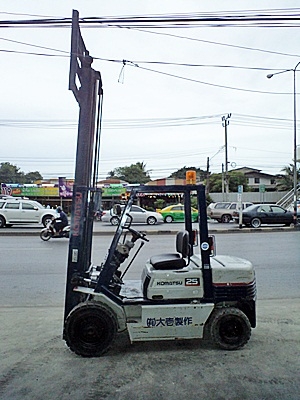 ขายรถยกโคมัสสึ 2.5 ตัน รุ่น11 เครื่องเบนซิน กระบอกคู่  เสาสูง 3 เมตร  ยางตัน พวงมาลัยเพาเว่อร์  สีเดิมจากนอก นำเข้าจากญี่ปุ่น ใช้งานได้ทันที