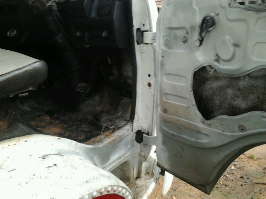 ISUZU JCM 175 HP 6BG1 เครื่องติดเทอร์โบอินเตอร์ สิบล้อดั๊มพ์เพลาเดียว ชุดคานหน้าของ ROCKY FXZ 240 อย่างดี กระบะดั๊มพ์เหล็ก 12 ตันสภาพสวยไม่มีผุกร่อน ช่วงล่างใหญ่ชุดเพลาโบกี้เฟืองท้ายของ ISUZU JUMBO 200 หัวเก๋งสวยบางเดิมๆไม่มีผุกร่อน ภายในเก๋งคอนโซลสวยครบ