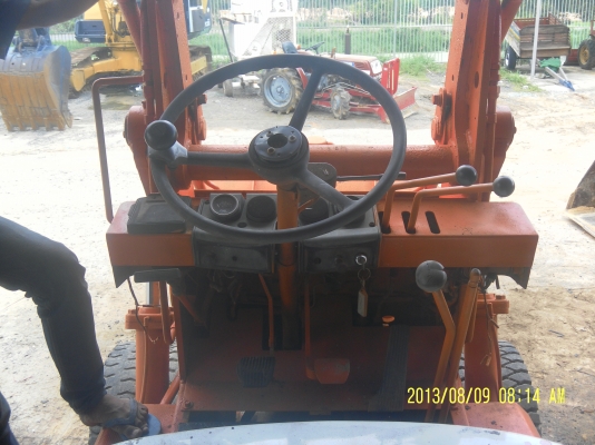 ขายรถตักโตโยต้า2SD10เก่านอกพร้อมใช้งานราคา179000บาทสนใจโทร0816426706