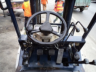 ขายรถยกโคมัสสึ 2.5 ตัน รุ่น11 เครื่องเบนซิน กระบอกคู่  เสาสูง 3 เมตร  ยางตัน พวงมาลัยเพาเว่อร์  สีเดิมจากนอก นำเข้าจากญี่ปุ่น ใช้งานได้ทันที