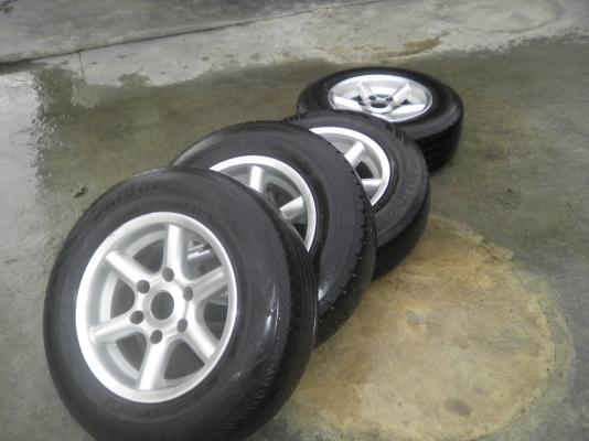 แม็ก15สวยๆ6รู139.7ยาง215/70/15 แม็ก15สวยๆ6รู139.7ยาง215/70/15