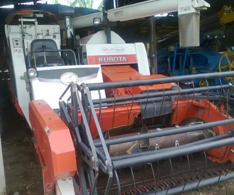KUBOTA DC-68G รถเกี่ยวข้าว รถสวยสภาพดีพร้อมใช้งาน เครื่องแห้งแรงดี ใช้งานง่ายคล่องตัวดี รับน้ำหนักข้าวแบบอุ้ม ช่วงล่างโรลเลอร์กับใบแทรกสภาพดีประมาณ 70\% พร้อมใช้งานได้เลย เอกสารทะเบียนครบพร้อม ราคาต่อรองได้ครับ