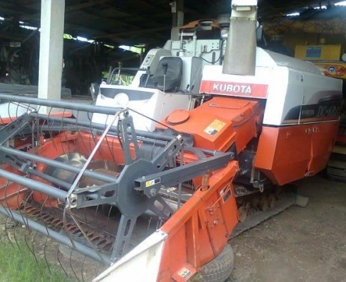 KUBOTA DC-68G รถเกี่ยวข้าว รถสวยสภาพดีพร้อมใช้งาน เครื่องแห้งแรงดี ใช้งานง่ายคล่องตัวดี รับน้ำหนักข้าวแบบอุ้ม ช่วงล่างโรลเลอร์กับใบแทรกสภาพดีประมาณ 70\% พร้อมใช้งานได้เลย เอกสารทะเบียนครบพร้อม ราคาต่อรองได้ครับ