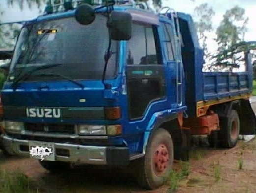 ISUZU ROCKY 195 HP 6HE1 หกล้อดั๊มพ์ กระบะดั๊มพ์เหล็ก 6 ตันยิงหน้าความยาว 3.60 เมตรสภาพสวย เครื่องแน่นแรงดีไม่มีเยิ้ม ภายในเก๋งสวยครบ แอร์เย็น พวงมาลัยเพาเวอร์ ระบบเบรคทริ๊ปฟี้ ช่วงล่างคัชซีดีไม่มีดาม ยาง 8.25 ขอบ 16 สภาพดี 70\% พร้อมใช้งาน เอกสารทะเบียนภาษ