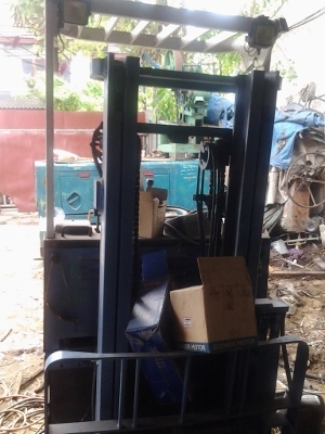 รถ FORKLIFT: แบตเตอรี่ไฟฟ้า TCM 1.5 ตัน เสาสูง 4 เมตร พร้อมตู้ชาร์ตแบตเตอรี่