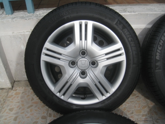 ขายยางป้ายแดง ปี0413  Honda jazz ขอบ15 4รู100 แถมกะทะและฝาครอบ สนใจติดต่อเล็ก คลองสามครับ (081-3747940)