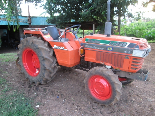 ขายรถไถคูโบต้าL1-R28 4WD 4สูบ พวงมาลัยพาวเวอร์ ถูกๆ!!!